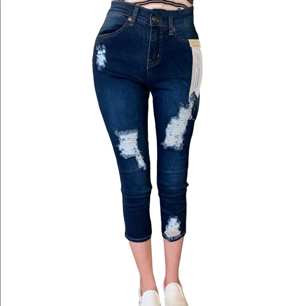 NWT Legend of London Distressed Capris Size 0